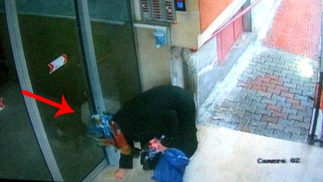 Elindeki sıvı maddeyi asansör ve kapılara süren esrarengiz kadın yakalandı