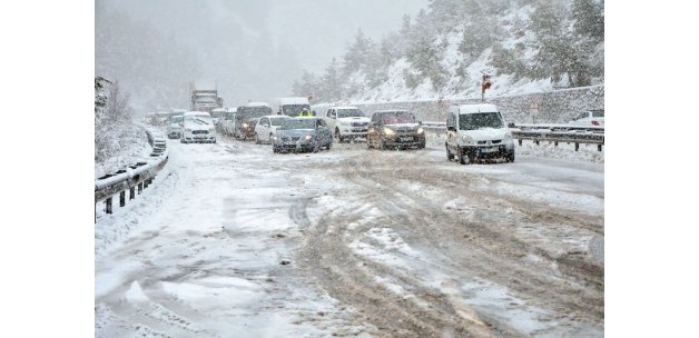 İzmir-Manisa karayolu kardan kapandı