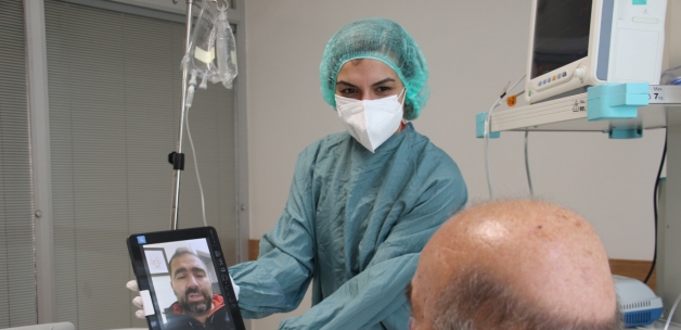 Covid-19 yoğun bakımında ailelerini göremeyen hastalar, aldıkları video mesajlar ile moral buluyor