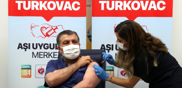 Sağlık Bakanı Koca hatırlatma dozu olarak Turkovac aşısı oldu