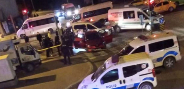 Kocaeli'de kırmızı ışıkta duran iki otomobile silahlı saldırıda 2 kadın öldü, 1 kişi yaralandı