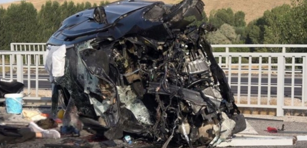 Yozgat'ta otomobilin köprü bariyerine çarpması sonucu 3 kişi öldü, 1 kişi yaralandı